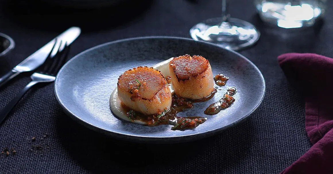 Smørstekte kamskjell på blomkålpuré
